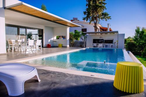 una piscina en el patio trasero de una casa en Villa Titi, en Kamínia