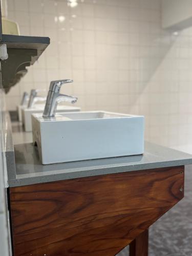 a white sink on top of a counter at FlexiStay Hotel in Cape Town