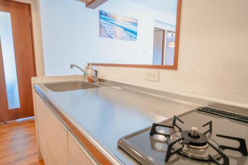 Kuchyň nebo kuchyňský kout v ubytování 無料レンタカー付 Value Residence下地上地