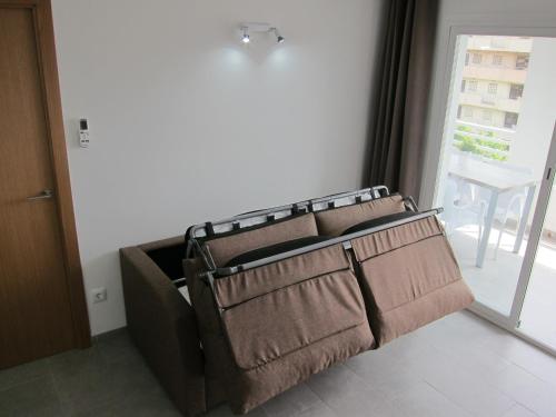 1 cama con 2 almohadas en una habitación en Enjoy Salou Apartment, en Salou