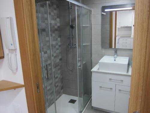 サロウにあるEnjoy Salou Apartmentのシャワーと洗面台付きのバスルーム