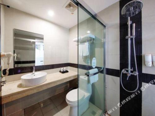 a bathroom with a toilet and a sink and a shower at GreenTree Alliance Ningbo South Train Station Shunde Road Hotel in Ningbo