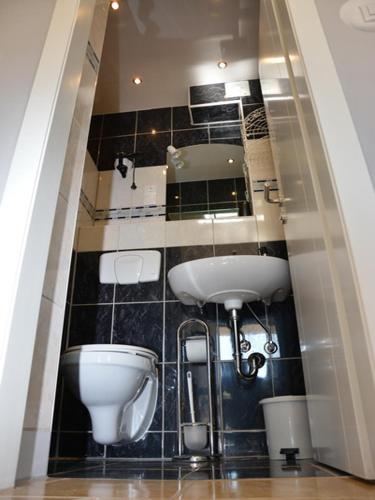 a bathroom with two sinks and a mirror at Apartmani Niksic in Herceg-Novi