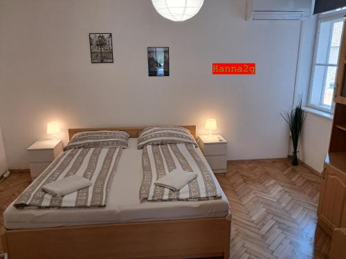 Ένα ή περισσότερα κρεβάτια σε δωμάτιο στο Hanna Apartman 1-2