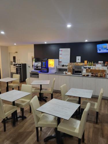 Kuchyň nebo kuchyňský kout v ubytování Brit Hotel Plaisance A9/A61