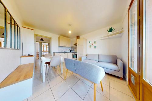 une cuisine et un salon avec un canapé et une table dans l'établissement 3 Quater Avenue de Chevesnes, à Annecy