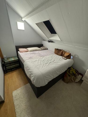 ein Schlafzimmer mit einem Bett auf einem Dachboden in der Unterkunft Maison vacances in Saint-Mammès