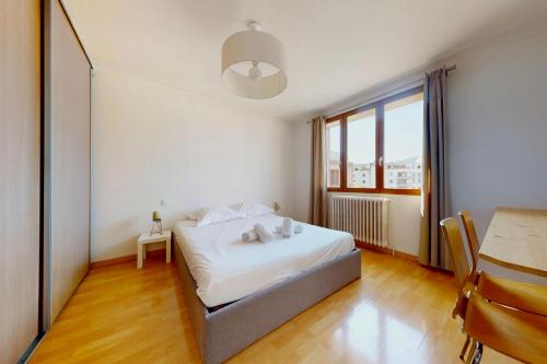 une chambre avec un lit et une grande fenêtre dans l'établissement 3 Quater Avenue de Chevesnes, à Annecy