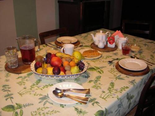 een tafel met een fruitschaal erop bij B&B Ai Tre Confini in Monzambano