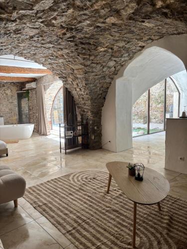 Un lugar para sentarse en Suite l'Écrin Caché avec billard et baignoire îlot