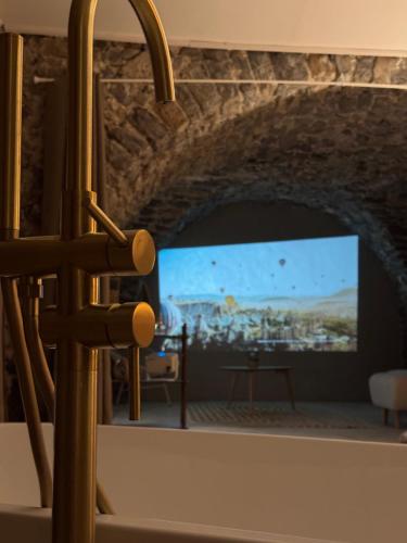 Una televisión o centro de entretenimiento en Suite l'Écrin Caché avec billard et baignoire îlot