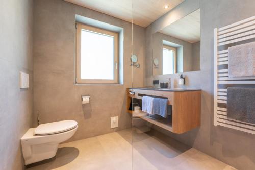 a bathroom with a toilet and a sink at Hotel Garni Krumbach in Damuls