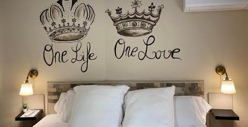 a bedroom with two crowns above a bed at Pensión Úbeda in Fuenmayor