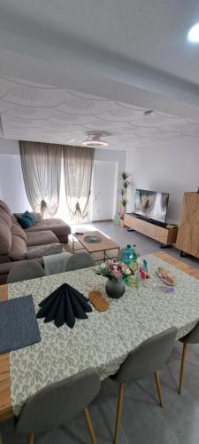 ein Wohnzimmer mit Tisch und Couch in der Unterkunft Apartamento Sofia in Santa Pola