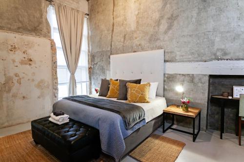 a bedroom with a large bed and a large window at Leipzig Country House & Winery in Nuy