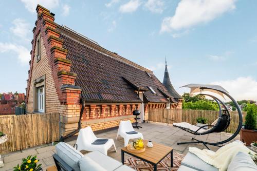 a house with a roof with a roller coaster at LubuNest3 Terrasse mit Grill & eigenem Parkplatz in Ludwigsburg