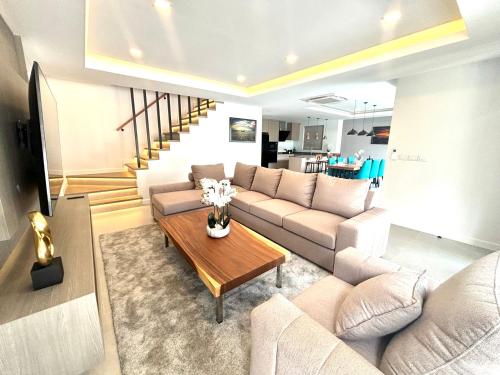 Ruang duduk di Zensiri Beautiful Brand New Pool Villa 3 BDR