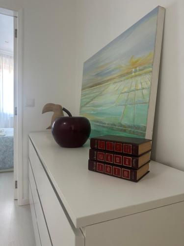 a painting and a black eggplant sitting on a counter at Casa do Gaspar in Aveiro