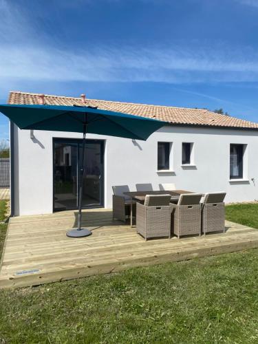 Photo de la galerie de l'établissement maison à 15 minutes de la mer, à Saint-Urbain