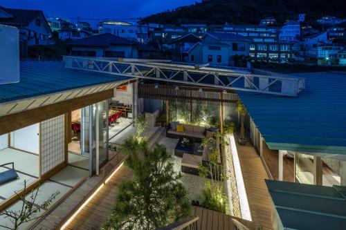 an overhead view of a building with a courtyard at 葉山Yashiro - 小型犬1匹まで一緒に泊まれる一棟貸し別荘 in Hayama