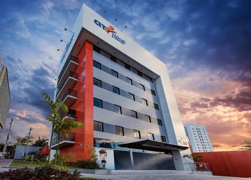 a hotel building with a sign on the side of it at Citi Hotel Premium Caruaru in Caruaru
