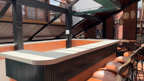un bar con un lungo bancone in un edificio di Hotel Kailash Kutee a Kathmandu