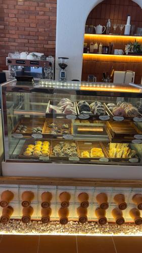 加德满都Hotel Kailash Kutee的面包店的展示箱,上面有许多不同的糕点