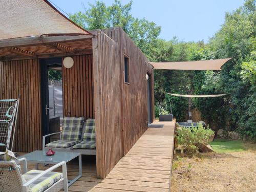 - une terrasse en bois avec un kiosque dans la cour dans l'établissement Joli studio climatisé avec jacuzzi privé et entrée indépendante, à Fréjus