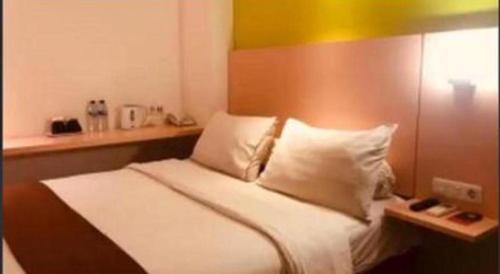 Кровать или кровати в номере Front One Hotel Jayapura