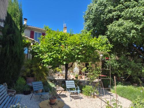 Κήπος έξω από το CHAMBRES D'HÔTES L'Oréliane en Provence Adults Only