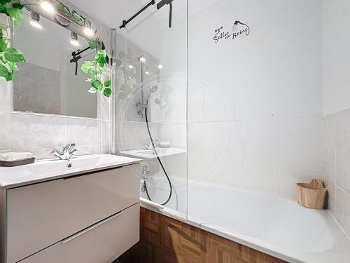 une salle de bain avec une douche, un lavabo et une baignoire dans l'établissement Bay View Studio climatisé 4 pers vue mer by LaConciergerie13, à La Ciotat