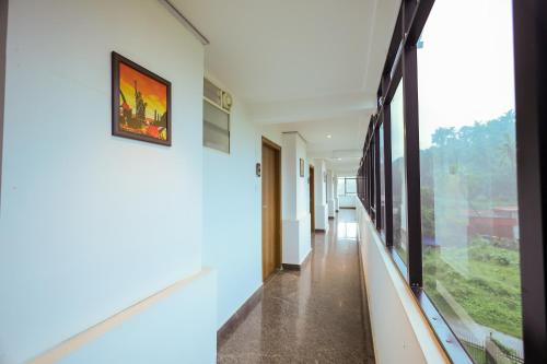 Μια τηλεόραση ή/και κέντρο ψυχαγωγίας στο Adyar Plaza Inn by RAK Rooms, Mangaluru