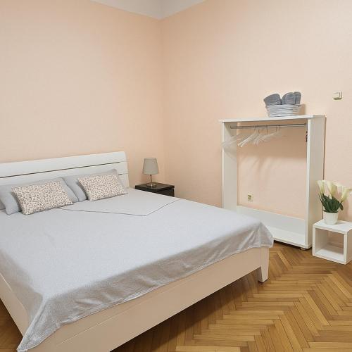 贝尔格莱德ELEGANT STAY-Boutique Apartment Experience的卧室里有一张白色的大床，上面有两个枕头