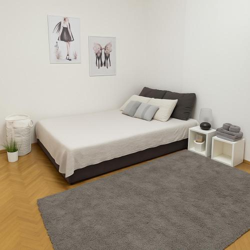 贝尔格莱德ELEGANT STAY-Boutique Apartment Experience的白色卧室配有大床和地毯