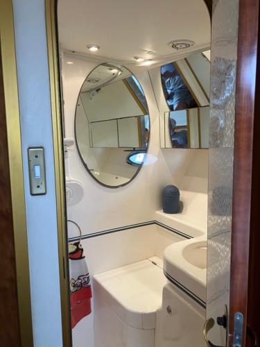 une petite salle de bain avec un lavabo et un miroir dans l'établissement Prometheus, à Barneville-Carteret