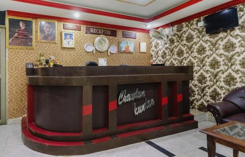 Una televisión o centro de entretenimiento en Hotel O C K International