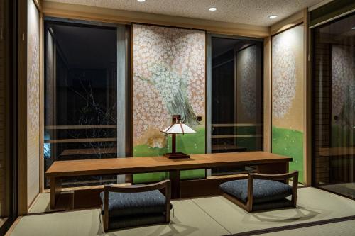 a desk with two chairs and a lamp in a room at 葉山Yashiro - 小型犬1匹まで一緒に泊まれる一棟貸し別荘 in Hayama
