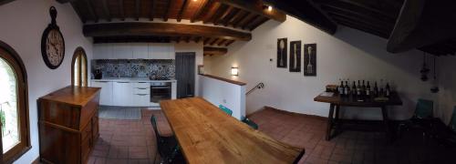 a kitchen with a wooden table in a room at Capanna 1826 in San Gimignano