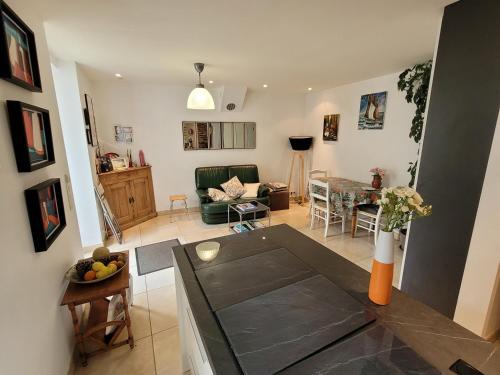 un salon avec une table et un canapé dans l'établissement Maison d'hôte très calme plein centre ville jardin, à Moëlan-sur-Mer
