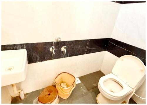 乌贾因Near Mahakal Temple Hotel SRI- D K D ! Ujjain,Near Railway station, Fully Air conditioned Rooms & Spacious Room With wifi- Lift and Restaurant Facilities, BEST HOTEL IN UJJAIN的一间带卫生间和水槽的肮脏浴室