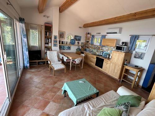 un salon avec un canapé et une table dans l'établissement Charme de la côte d'azur, à Aigue-Belle