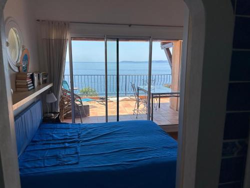 une chambre avec un lit et une vue sur l'océan dans l'établissement Charme de la côte d'azur, à Aigue-Belle