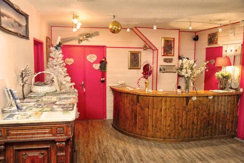 a room with a christmas tree and a wooden tub at Hotel - Restaurant Le Blanchon in Selonnet