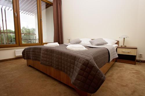コウォブジェクにあるApartamenty PROMENADA - Olimpic Parkの大きな窓付きの客室の大型ベッド1台分です。