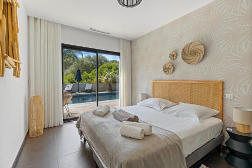 une chambre avec un grand lit avec des serviettes dessus dans l'établissement Villa 