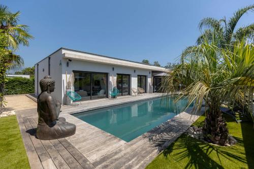 une villa avec piscine et une maison dans l'établissement Villa 
