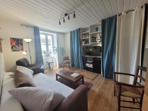 un salon avec un canapé et une table dans l'établissement Maison d'hôte très calme plein centre ville jardin, à Moëlan-sur-Mer