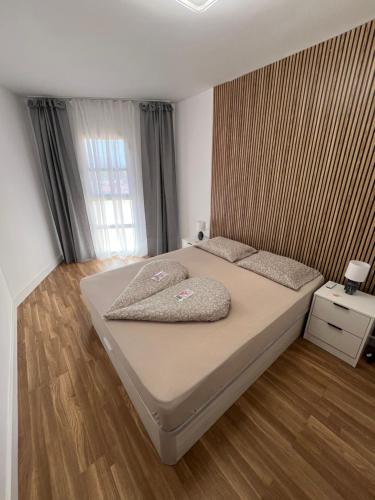Un dormitorio con una cama grande y una ventana en Heart of Las Americas, en Arona
