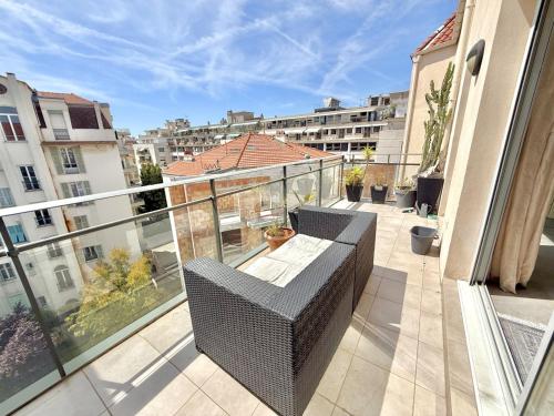 Cet appartement dispose d'un balcon offrant une vue sur la ville. dans l'établissement Studio Terrasse 3ème étage, climatisation coeur de Nice, à Nice