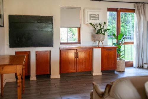 a classroom with a blackboard on the wall and a table at Leipzig Country House & Winery in Nuy